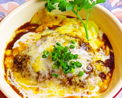 「煮込みハンバーグのチーズ焼き」ランチ1350円　ディナー1900円