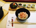 おまかせ料理の中のご飯／桜海老をご飯にのせ、4種類の薬味を加えて海老のだしをかけてお茶漬け風に