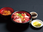 海鮮丼（味噌汁・酢の物付）駿河湾でとれた地魚を中心に深海魚・エビなど季節の旬の食材をひとつの丼にあつめました。味噌汁・酢の物付