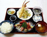 へだ御膳　戸田特産の高足ガニの天ぷらと新鮮な地魚の刺身の盛り合わせ。デザート、小付けの付いたボリュームたっぷりのメニューです