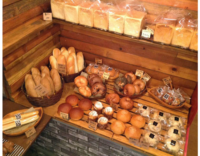 体に優しい素材を使ったパン約40種類が並ぶ