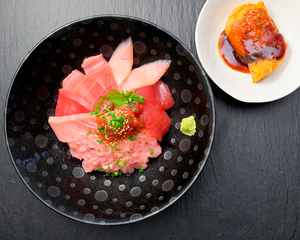 マグロ満足丼