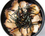 あわび丼 店の一番人気メニュー 薄めのタレでじっくり煮込んだアワビをご飯の上にのせ、秘伝のタレで仕上げています