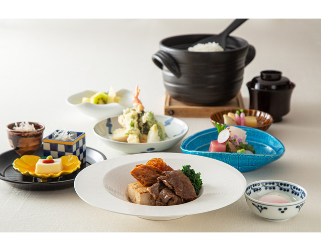 すきやき膳／すき焼き、造里、天ぷら、釜焼き白御飯が楽しめます