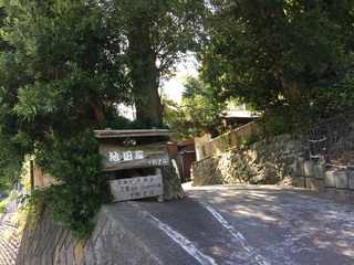 店舗入り口の看板