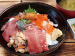 「まぐろ館」の海鮮丼