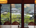 窓からは宇津ノ谷の風景が
