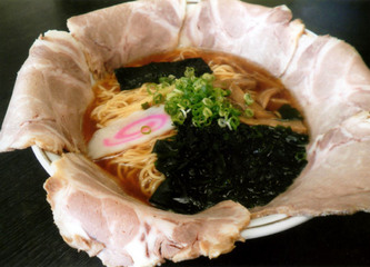 当店自慢の「チャーシューメン」は、丼からはみ出すほど大きなチャーシューが6枚のり、まさに迫力の絵づら