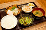 ランチ日替わり定食（温玉角煮定食）