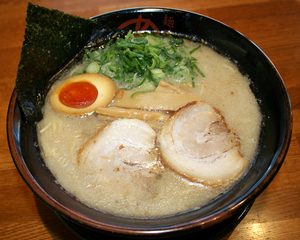 「こってりらーめん」コク味とまろみにこだわった久留米式の白湯とんこつスープです