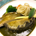 黒アワビを使ったコース料理の一品