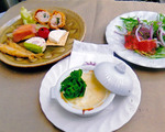 コース料理の一例（オードブル5品、カキのコキーユ、サーモンとイナダのカルパッチョ）