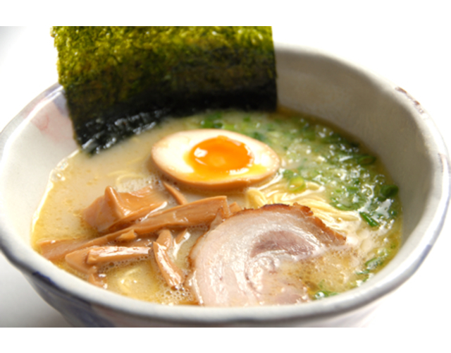 人気No.1鶏そば（塩味）長時間かけて作った鶏白湯と魚介を使用した絶品スープ