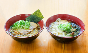 中華そば（左）　山菜うどん（右）