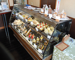 さまざまなケーキが並ぶ店内ショーケース