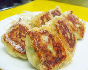 一般的な餃子の3個分の大きさとボリューム「ジャンボげんこつ餃子」