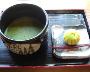 抹茶セット／和菓子付　和菓子は花のねりきりで、季節毎、その時期に咲くお花の和菓子に変わります