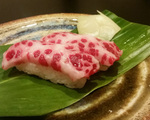 鯨のほほ肉（刺身）のにぎり。歯ごたえと肉の旨みが感じられる希少部位。
