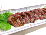 馬すてーき／肉汁がしつこくなく、ローカロリー。 馬肉と岩塩の相性が抜群。女性の方にも好評です。