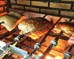 大きなお肉は何時間もかけてじっくりと焼き上げます