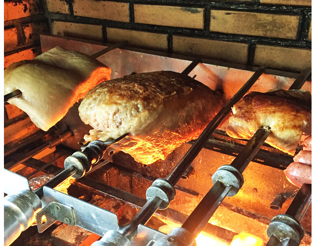 大きなお肉は何時間もかけてじっくりと焼き上げます