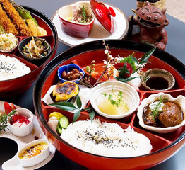 赤い大きなお椀定食