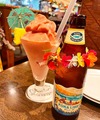ハワイのコナビールは欠かせません。ハワイアンフローズンカクテルも種類が豊富でノンアルコールタイプもあります。
