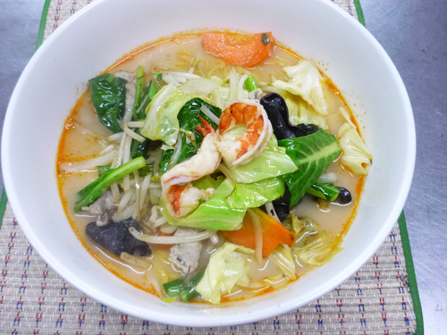 トムヤムチャンポン麺／当店オリジナルスープと、山盛り野菜がバッチリ決まってます。リピーター多し。