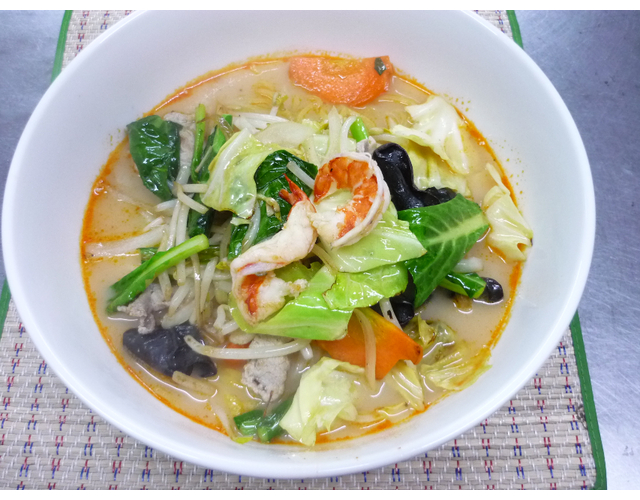トムヤムチャンポン麺／当店オリジナルスープと、山盛り野菜がバッチリ決まってます。リピーター多し。