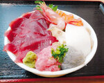 8種類の刺身がのった人気の海鮮丼