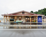 大きな看板と藍色の店頭幕が目印