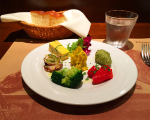 自家製フォカッチャと前菜の盛り合わせ ※一例