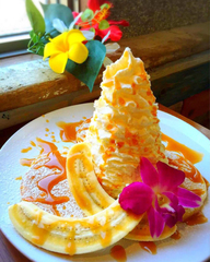 キャラメル＆バナナパンケーキ　自家製生キャラメルから作ったソースがたっぷりかかったハワイアンパンケーキです。