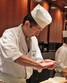 鮮やかな手さばきの店長・池島雅彦さん