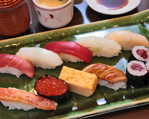 茶碗蒸しとお椀付きの「特上にぎり」2160円