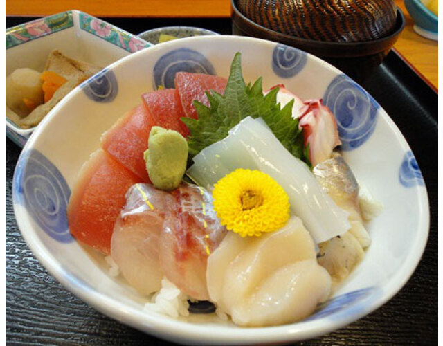 平日サービスランチ「海鮮丼（小鉢・漬物・みそ汁付）」1150円（税別）