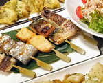 魚の骨をきにせず食べられる「魚の串焼き」は、１本１本丁寧に炭火で焼き上げています。1本300円～