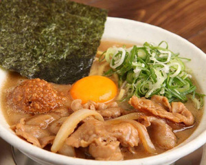 【豚そば】濃厚豚骨醤油に豚バラ焼肉と秘伝の肉味噌がトッピングされた、ごはんと相性抜群な濃厚系肉そば