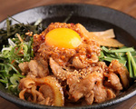 【まぜ豚そば】モチモチの多加水太麺に、濃厚な味噌ダレを合わせた汁なしラーメン