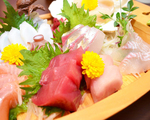 目利きの店主が旬のおすすめ鮮魚を仕入れ、さらに店主自ら釣りにも行っています！