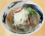 貝殻ごと入ったアサリが魅力の「あさりそば」