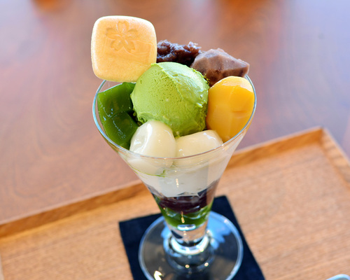 抹茶ゼリーと自家製粒餡、香ばしいもなかの皮がアクセント「抹茶白玉パフェ」700円