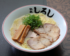 「しるしラーメン」豚骨、鶏がらを炊いた乳白色のスープ。まろやかでコクのある味わいながらもすっきりとしたラーメン。麺あげパフォーマンスも魅力