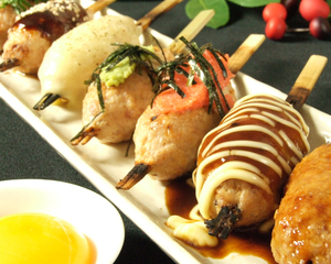 「名物生つくね」110円（税別）茹でずに生のまま焼いた、当店自慢の生つくね。絶妙なふわふわ感をお楽しみください。チーズや梅など、種類も豊富！