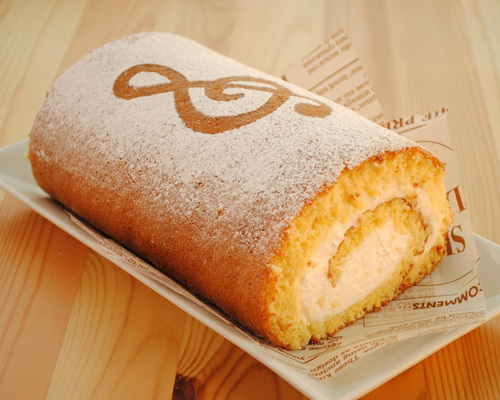 カンタロール／ふんわりとしたカステラ生地で生クリームとカスタードをロール。口に入れるとほろりとほどけ、生クリームとのバランスもよい