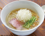 5種類の塩と帆立や昆布などが溶け込んだ澄んだスープの「鶏だし塩らーめん」