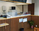 白壁と木目を基調としたシンプルで落ち着いた店内
