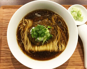 ローストした鶏がらのカレーラーメン
