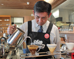 コーヒーは心をこめて一杯ずつオーダーを受けてからドリップ
