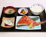 自家製天日干しひもの使用「ひもの膳」1300円　その日のオススメから選択